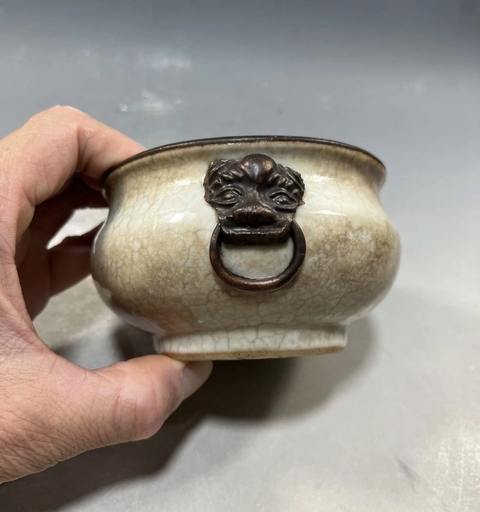 古玩陶瓷哥釉鐵銹釉雙鋪首香爐真品鑒賞圖