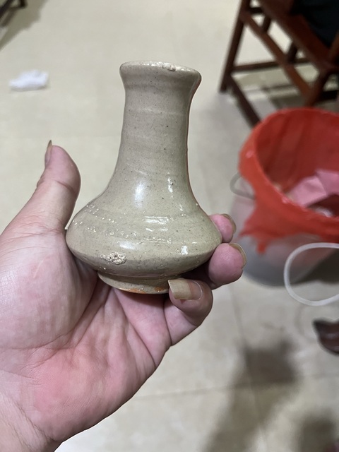 古玩陶瓷龍泉系青瓷長(zhǎng)頸瓶真品鑒賞圖
