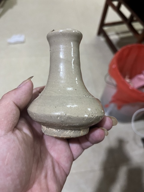 古玩陶瓷龍泉系青瓷長(zhǎng)頸瓶真品鑒賞圖