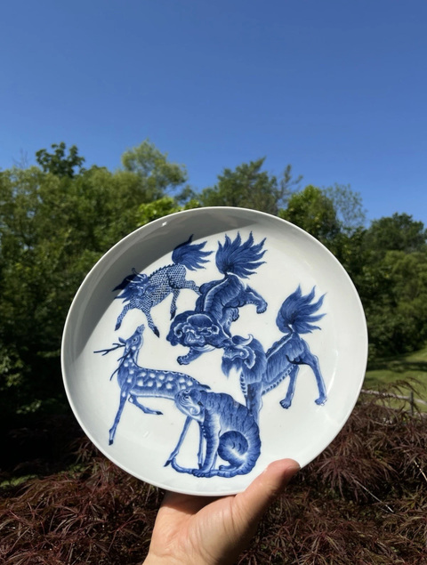古玩陶瓷瑞獸紋青花盤真品鑒賞圖