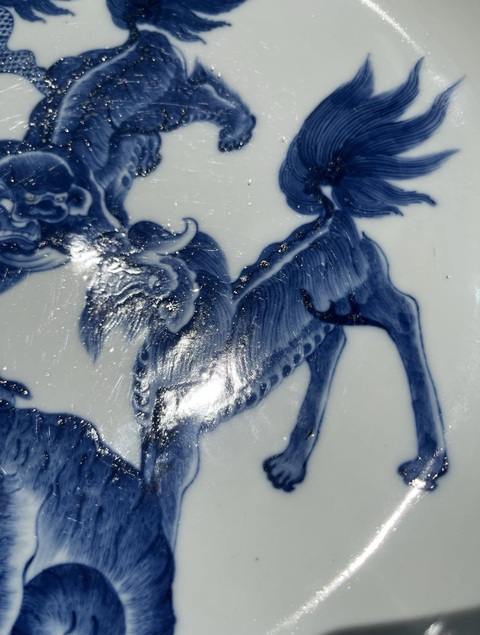 古玩陶瓷瑞獸紋青花盤真品鑒賞圖
