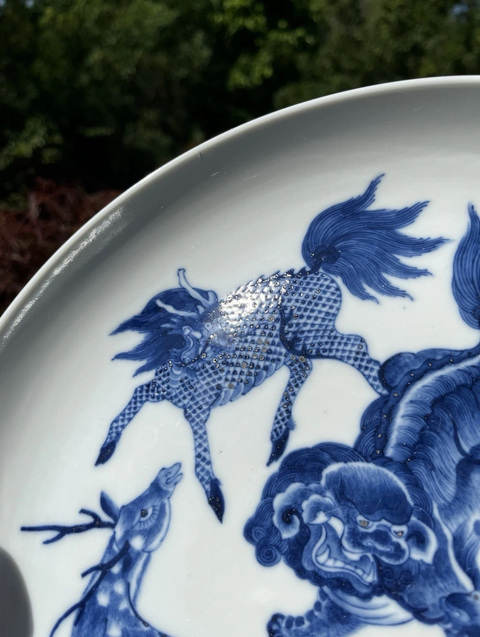 古玩陶瓷瑞獸紋青花盤真品鑒賞圖
