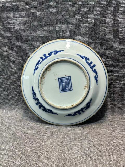 古玩陶瓷花卉紋青花盤真品鑒賞圖