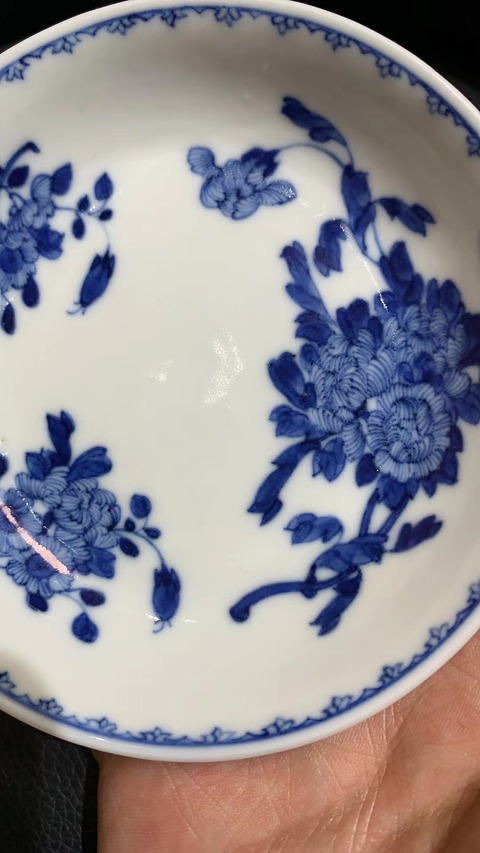 古玩陶瓷花卉紋青花盤真品鑒賞圖