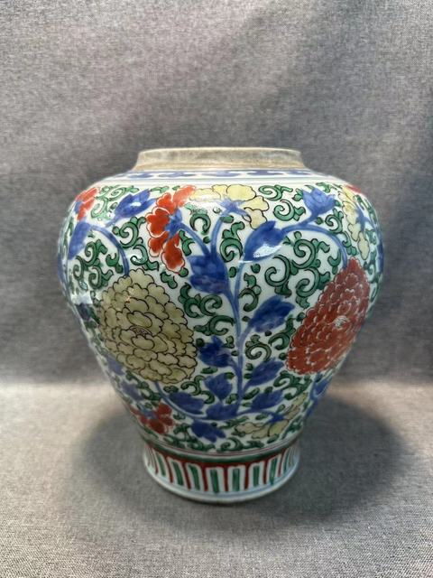 古玩陶瓷青花五彩花卉紋罐真品鑒賞圖