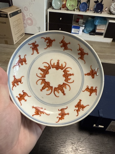 古玩陶瓷礬紅蝙蝠紋臥盤真品鑒賞圖