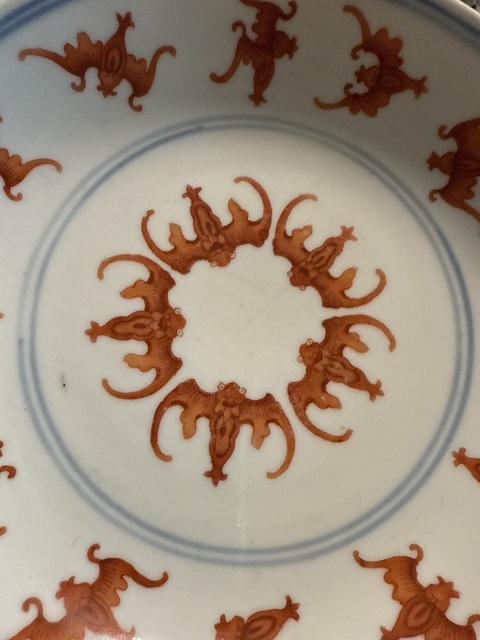 古玩陶瓷礬紅蝙蝠紋臥盤真品鑒賞圖