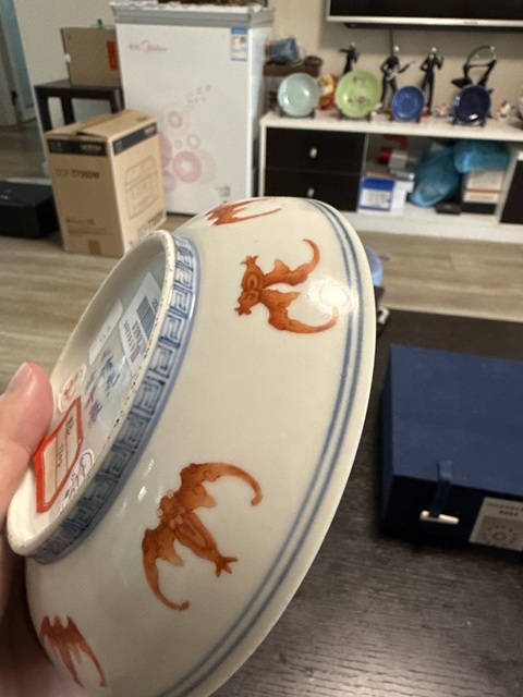 古玩陶瓷礬紅蝙蝠紋臥盤真品鑒賞圖