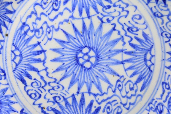 古玩陶瓷清中早期·青花線描太陽花紋盤拍賣，當前價格0元