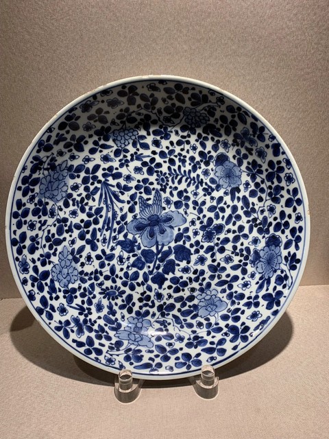 古玩陶瓷花卉紋青花盤真品鑒賞圖