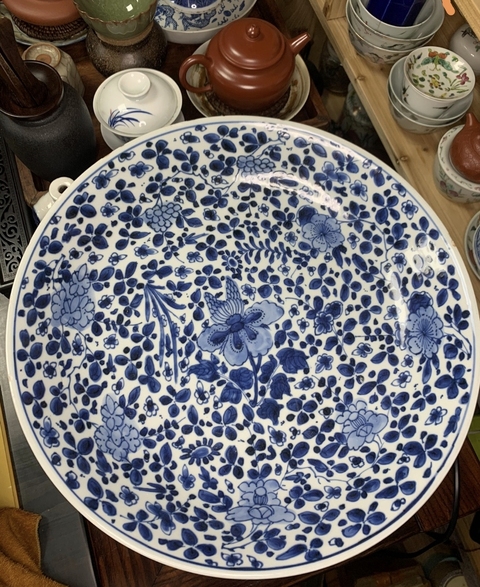 古玩陶瓷花卉紋青花盤真品鑒賞圖