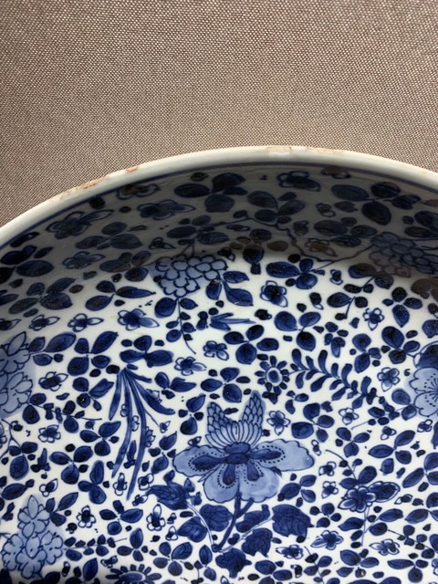 古玩陶瓷花卉紋青花盤真品鑒賞圖