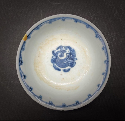 古玩陶瓷團(tuán)螭紋青花碗真品鑒賞圖
