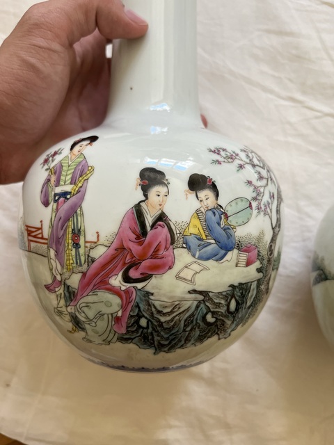 古玩陶瓷粉彩侍女人物天球瓶真品鑒賞圖