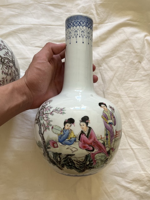 古玩陶瓷粉彩侍女人物天球瓶真品鑒賞圖