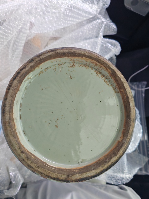 古玩陶瓷豆青釉青花堆白花鳥紋瓶真品鑒賞圖