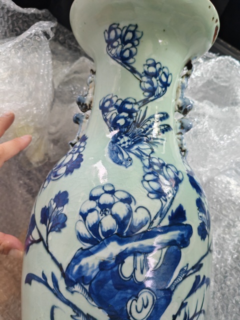 古玩陶瓷豆青釉青花堆白花鳥紋瓶真品鑒賞圖