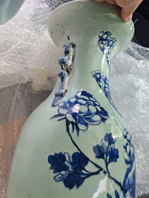 古玩陶瓷豆青釉青花堆白花鳥紋瓶真品鑒賞圖