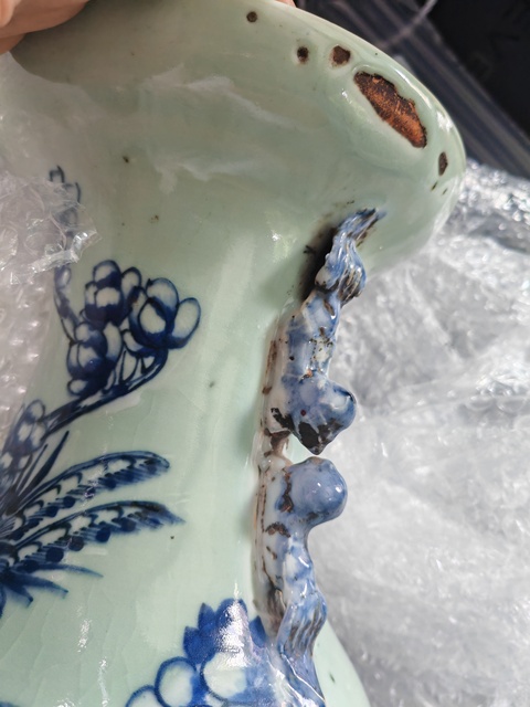 古玩陶瓷豆青釉青花堆白花鳥紋瓶真品鑒賞圖