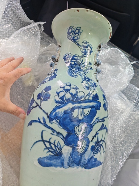 古玩陶瓷豆青釉青花堆白花鳥紋瓶真品鑒賞圖