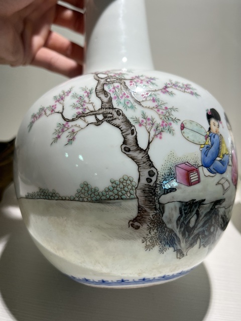 古玩陶瓷粉彩侍女人物天球瓶真品鑒賞圖