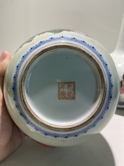 古玩陶瓷粉彩侍女人物天球瓶真品鑒賞圖
