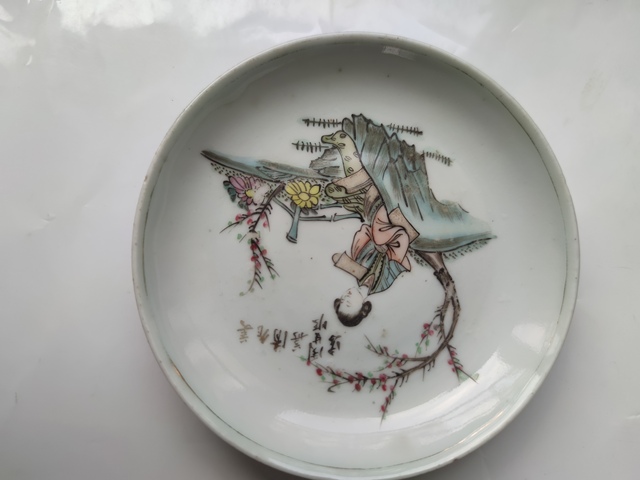 古玩陶瓷粉彩仕女人物盤真品鑒賞圖