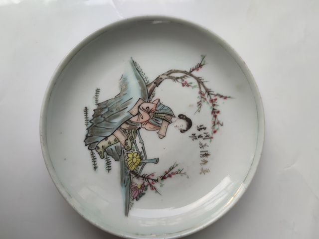 古玩陶瓷粉彩仕女人物盤真品鑒賞圖