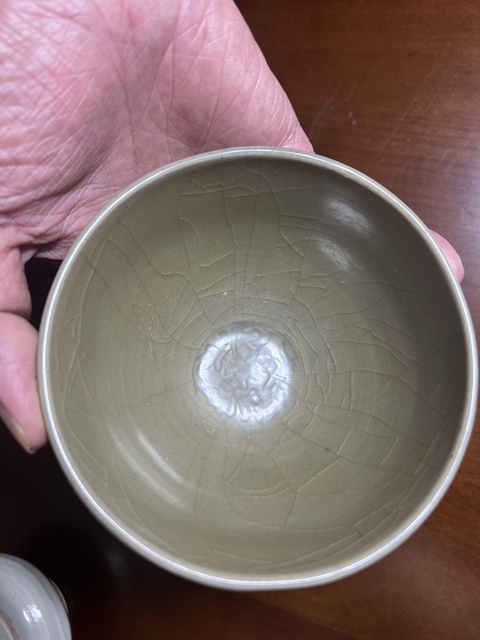 古玩陶瓷龍泉釉模印花卉紋茶圓真品鑒賞圖
