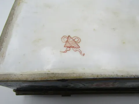古玩陶瓷風箏款藍釉地描金五彩蓋盒真品鑒賞圖