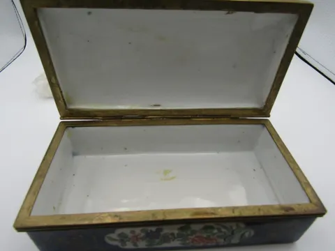 古玩陶瓷風箏款藍釉地描金五彩蓋盒真品鑒賞圖