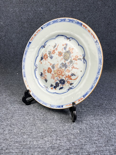 古玩陶瓷青花礬紅描金花卉紋盤真品鑒賞圖