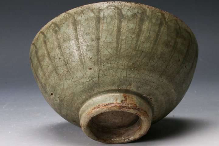 古玩陶瓷龍泉青瓷刻仰蓮紋碗真品鑒賞圖