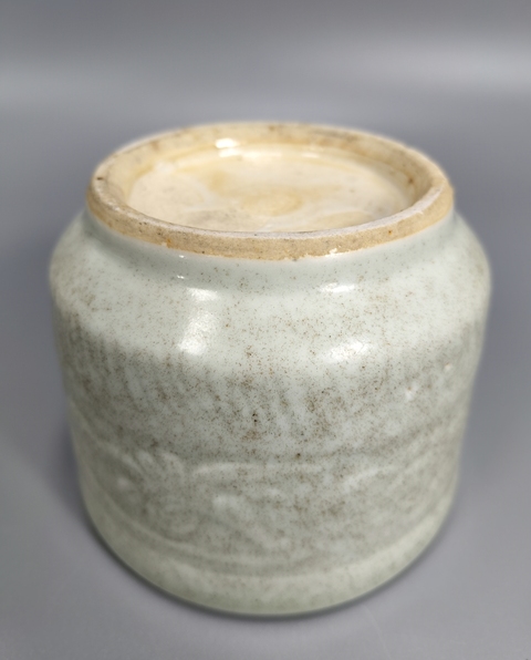 古玩陶瓷豆青釉暗刻花卉直筒爐真品鑒賞圖
