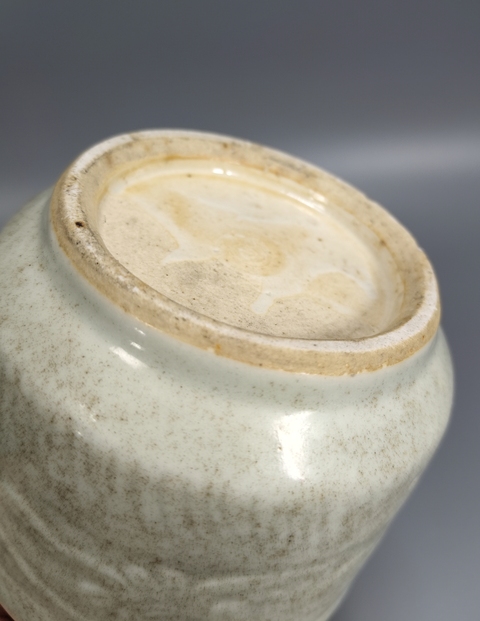 古玩陶瓷豆青釉暗刻花卉直筒爐真品鑒賞圖
