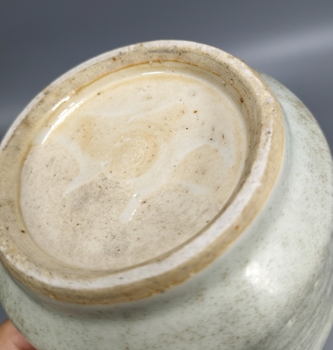 古玩陶瓷豆青釉暗刻花卉直筒爐真品鑒賞圖