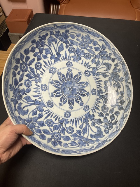 古玩陶瓷花卉紋青花盤真品鑒賞圖