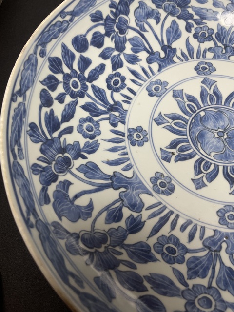 古玩陶瓷花卉紋青花盤真品鑒賞圖