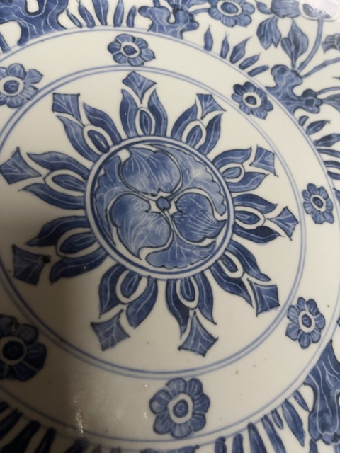 古玩陶瓷花卉紋青花盤真品鑒賞圖