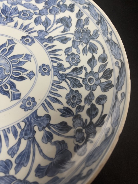 古玩陶瓷花卉紋青花盤真品鑒賞圖