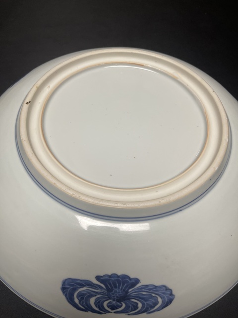 古玩陶瓷花卉紋青花盤真品鑒賞圖