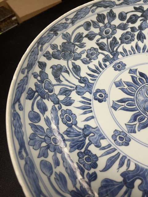 古玩陶瓷花卉紋青花盤真品鑒賞圖