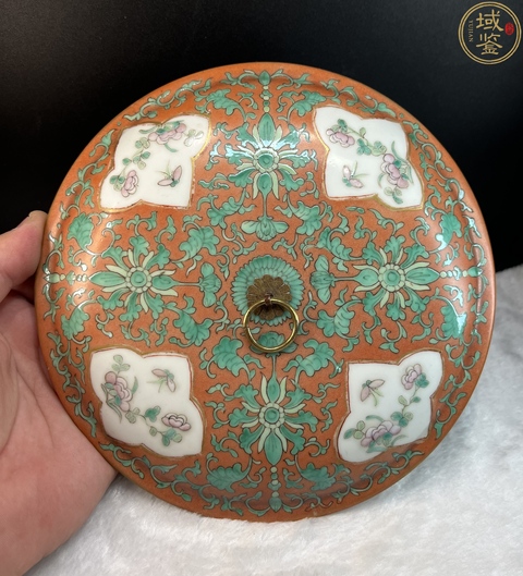 古玩陶瓷清晚期珊瑚紅地粉彩花卉節盒真品鑒賞圖