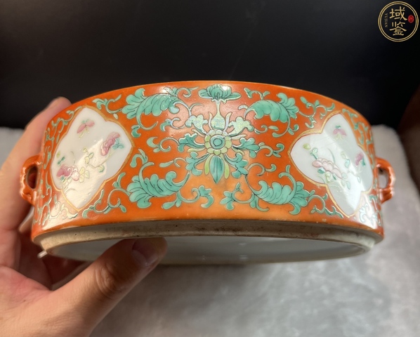 古玩陶瓷清晚期珊瑚紅地粉彩花卉節盒真品鑒賞圖