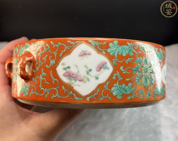 古玩陶瓷清晚期珊瑚紅地粉彩花卉節盒真品鑒賞圖