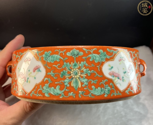 古玩陶瓷清晚期珊瑚紅地粉彩花卉節盒真品鑒賞圖