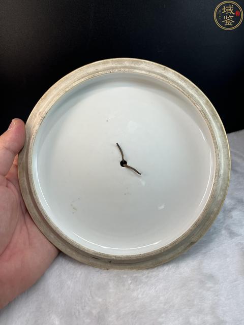 古玩陶瓷清晚期珊瑚紅地粉彩花卉節盒真品鑒賞圖