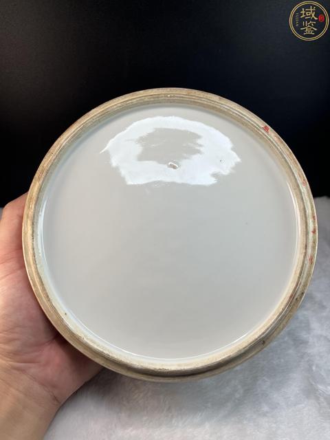 古玩陶瓷清晚期珊瑚紅地粉彩花卉節盒真品鑒賞圖