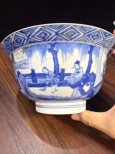 古玩陶瓷仕女嬰戲紋青花折沿碗真品鑒賞圖