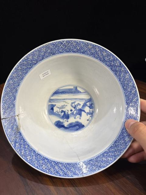 古玩陶瓷仕女嬰戲紋青花折沿碗真品鑒賞圖